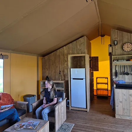Campsite De Hazelaarshof- Luxe Xl-glampingtent Kekerdom